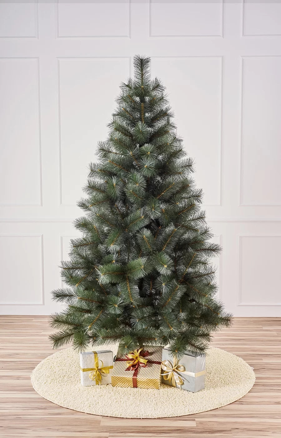 Сосна темная заснеженная